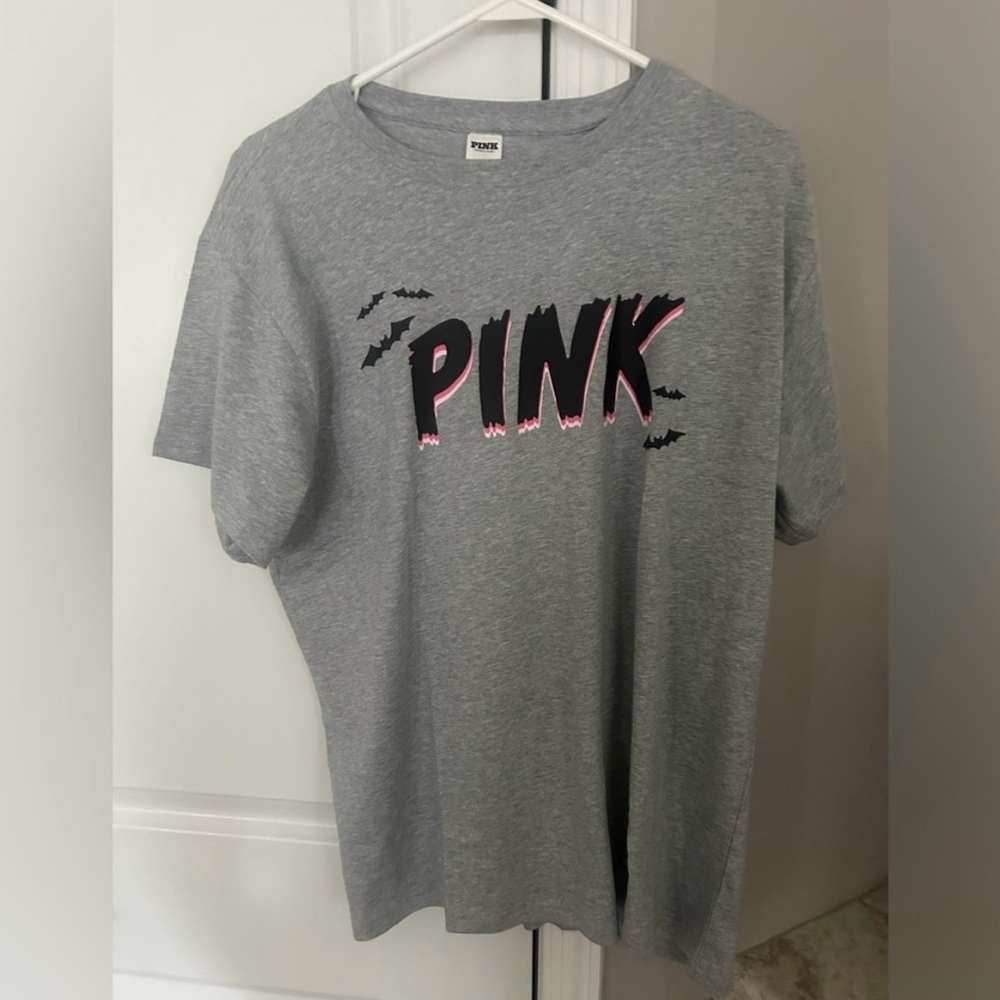 VS PINK HEATHER GREY HALLOWEEN CAMPUS SHORT SLEEVE TEE BATS LOGO SIZE MEDIUM